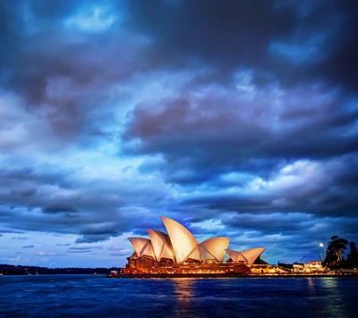 Sydney Opera House gegen einen dramatischen Abendhimmel