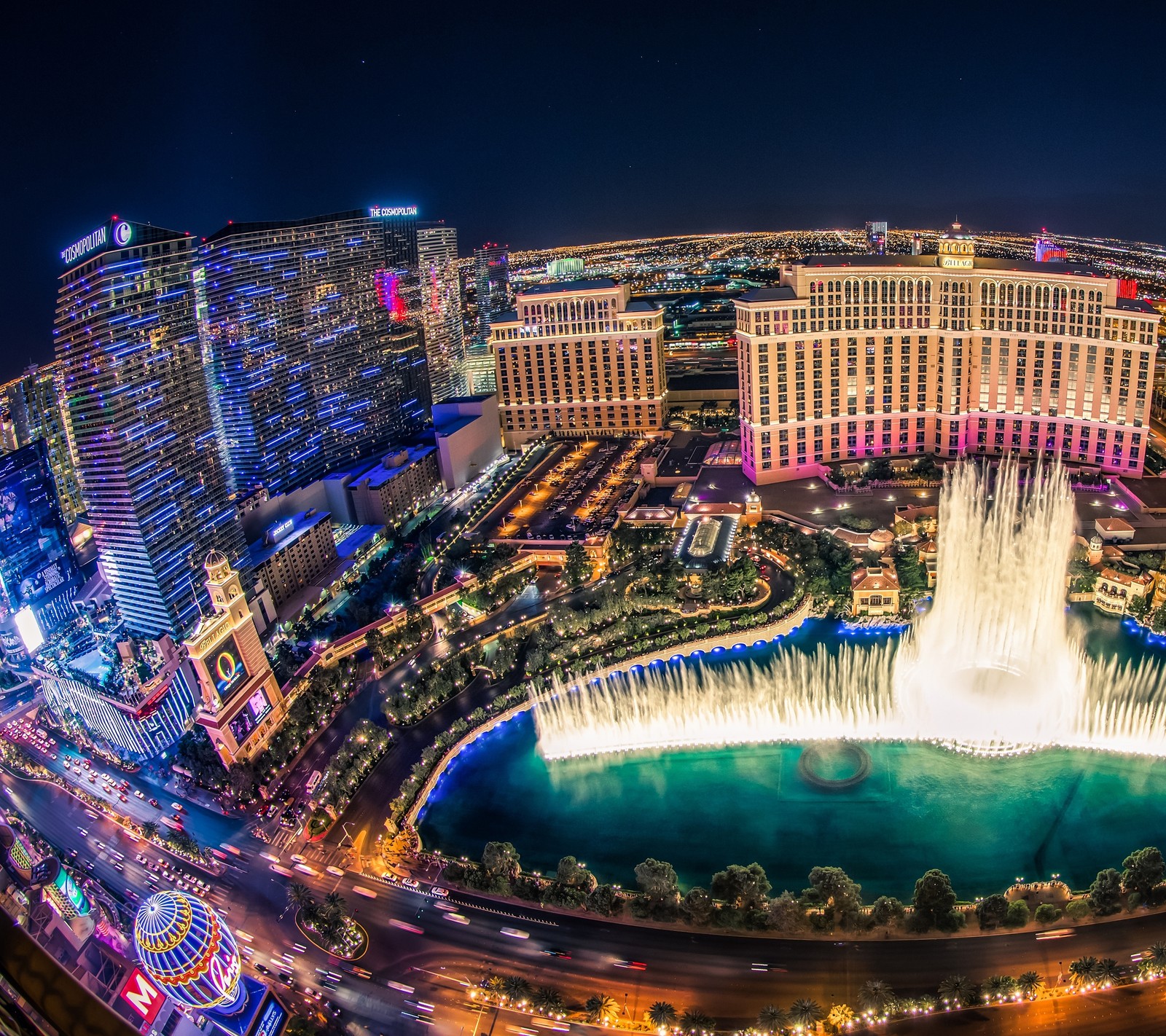 Arafed vista de uma fonte em uma cidade à noite (cassino, casino, cidade, hotel, las vegas)