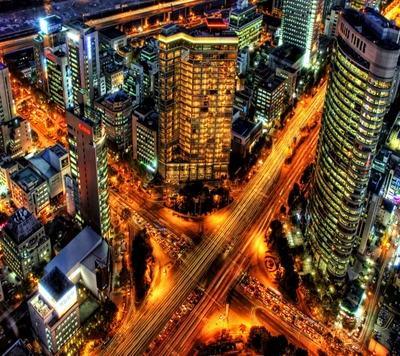 Luces de ciudad vibrantes por la noche