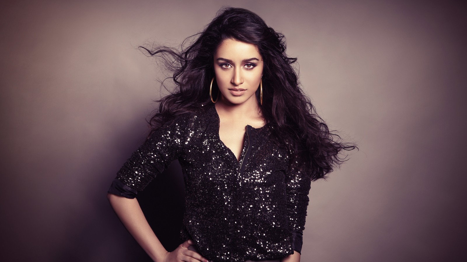 Anusha bhatia posando para una foto en un top negro (shraddha kapoor, celebridad, actriz, bollywood, morena)