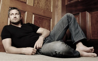 Gerard Butler: Elegância casual em uma pose relaxada