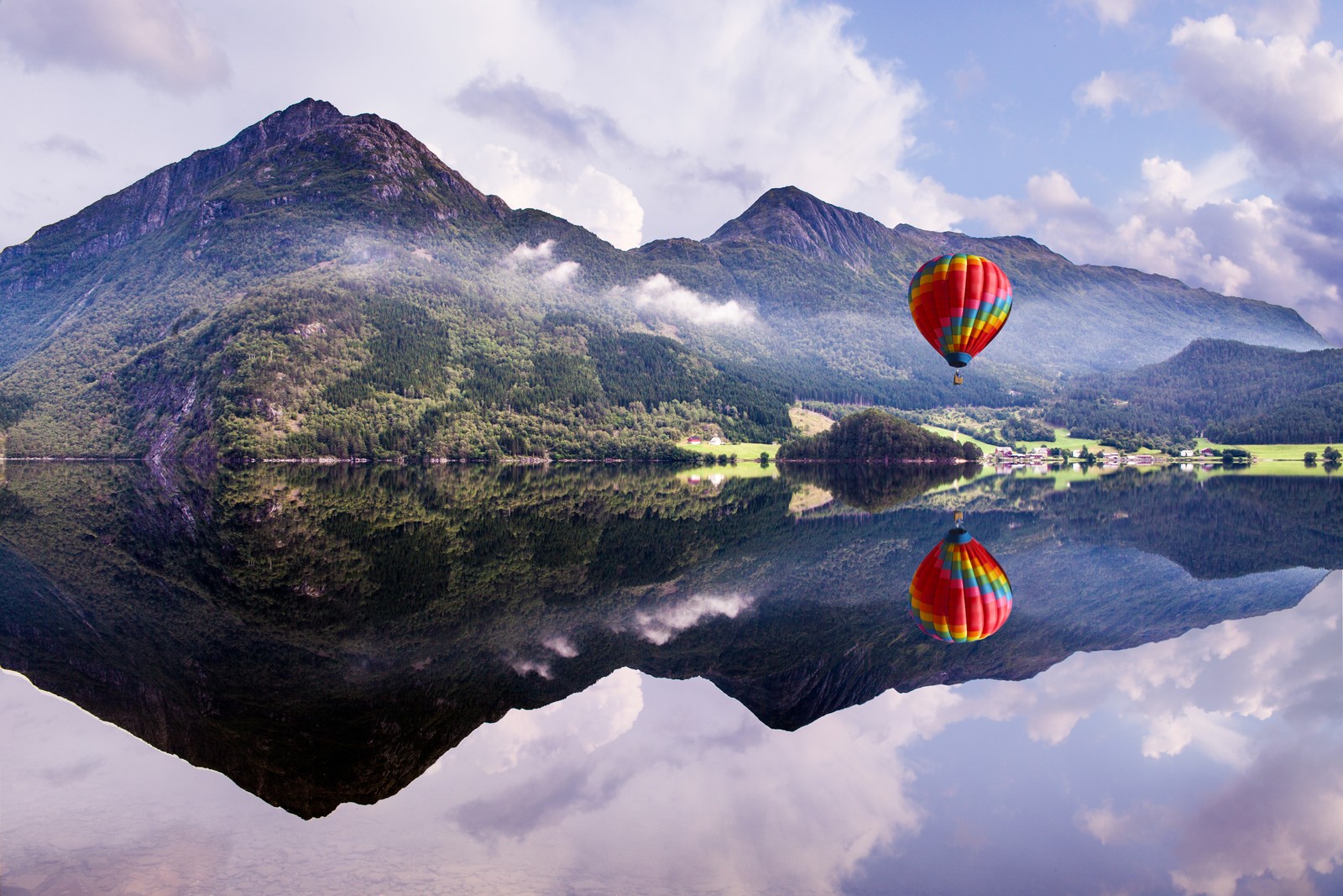 Imagem arranjada de um balão voando sobre um lago com montanhas ao fundo (balão de ar quente, vista da montanha, margem do lago, reflexo, corpo de água)