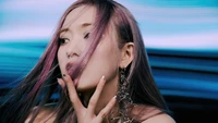 Hirokawa Mao von Cherry Bullet zeigt einen fesselnden Look mit fließendem Haar und auffälligem Zubehör, das das Wesen von K-pop auf dem Laufsteg verkörpert.