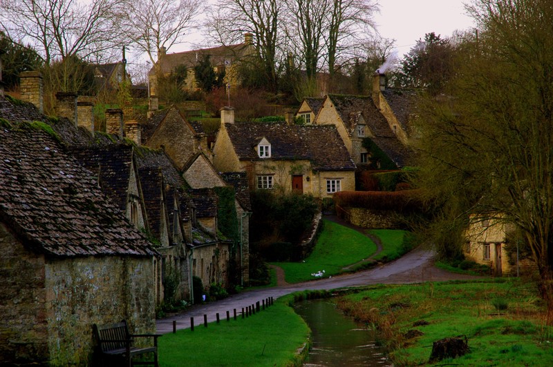 Вид на маленькую деревню с рекой, протекающей через неё (бибури, bibury, коттедж, природа, водный путь)