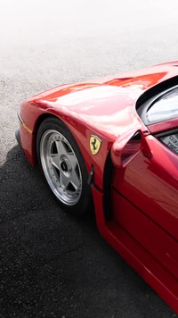 Close-up de um Ferrari F40 destacando o design elegante e as rodas de liga leve