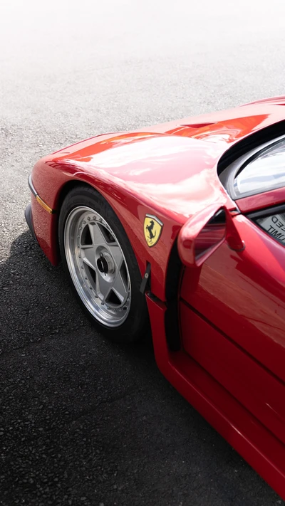 Primer plano de un Ferrari F40 que muestra un diseño elegante y ruedas de aleación