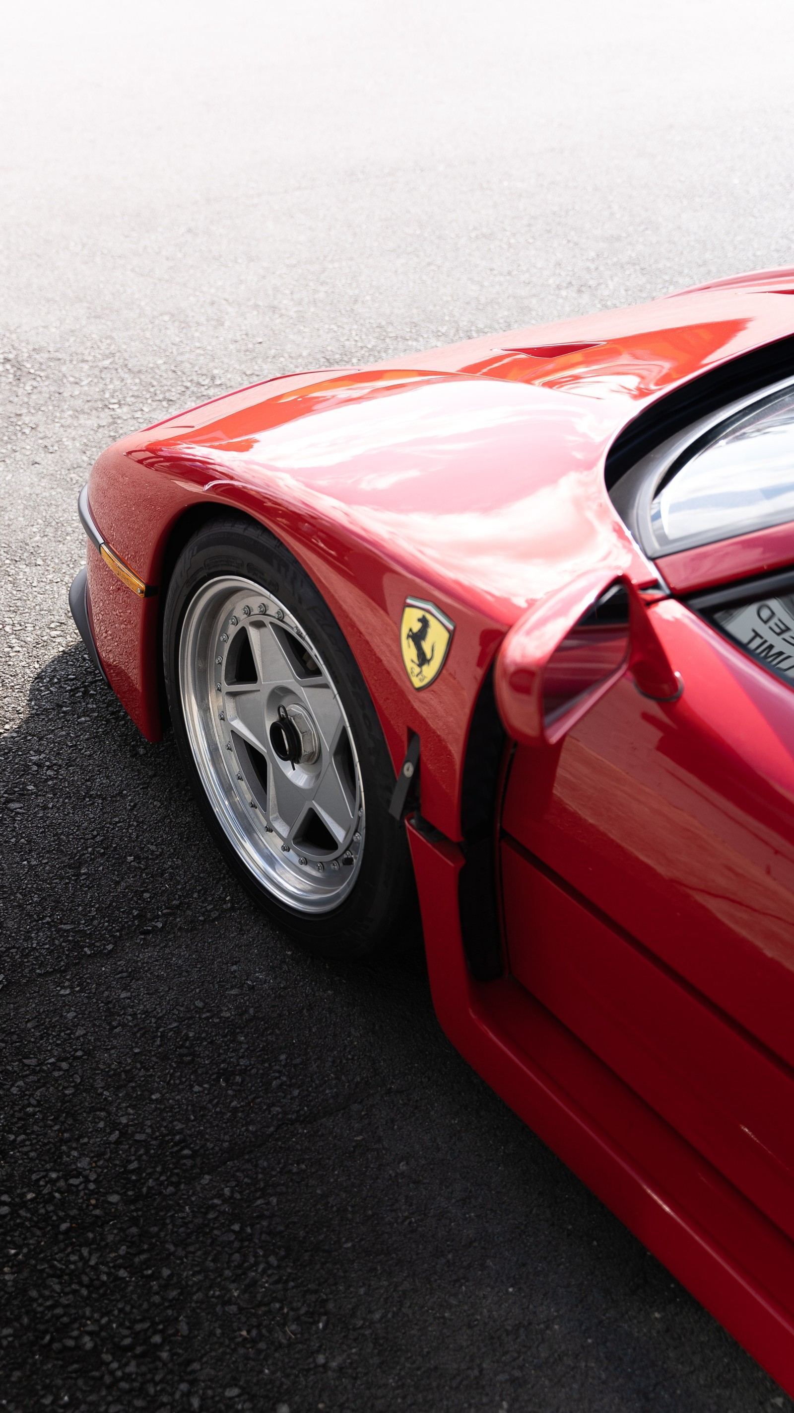 Voiture de sport ferrari garée dans un parking avec le capot ouvert. (voitures, ferrari f40, ferrari 458, voiture de sport, roue en alliage)