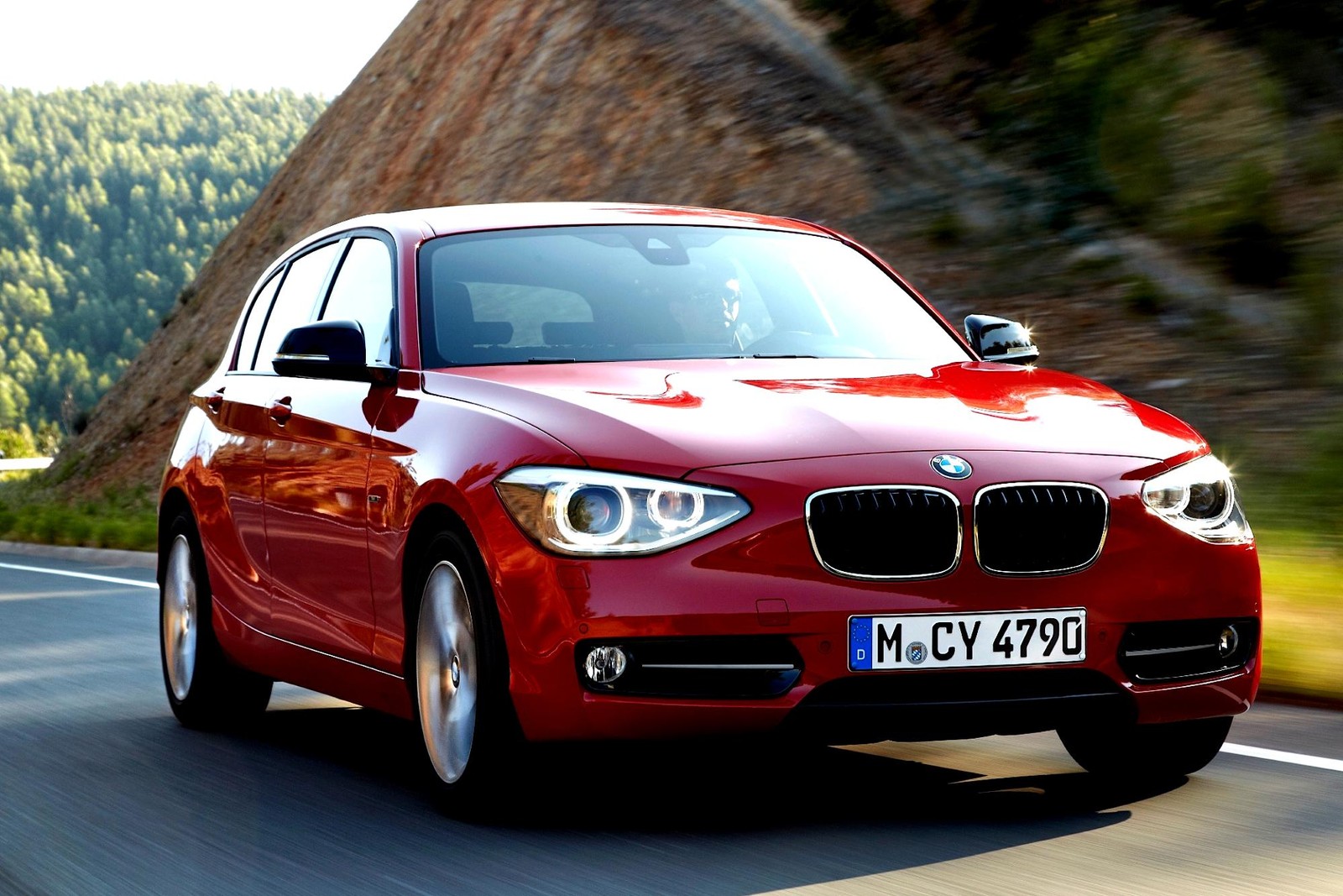 Un coche bmw rojo conduciendo por una carretera de montaña (bmw, coche, bmw serie 1, bmw 1 series, coche ejecutivo)