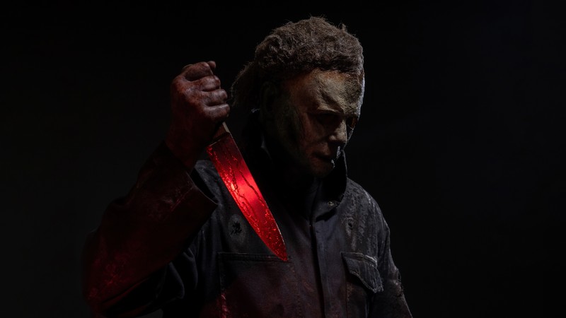 Крупный план человека, держащего нож в руке (майкл майерс, michael myers, жуткий, ночь хеллоуина, тёмный фон)