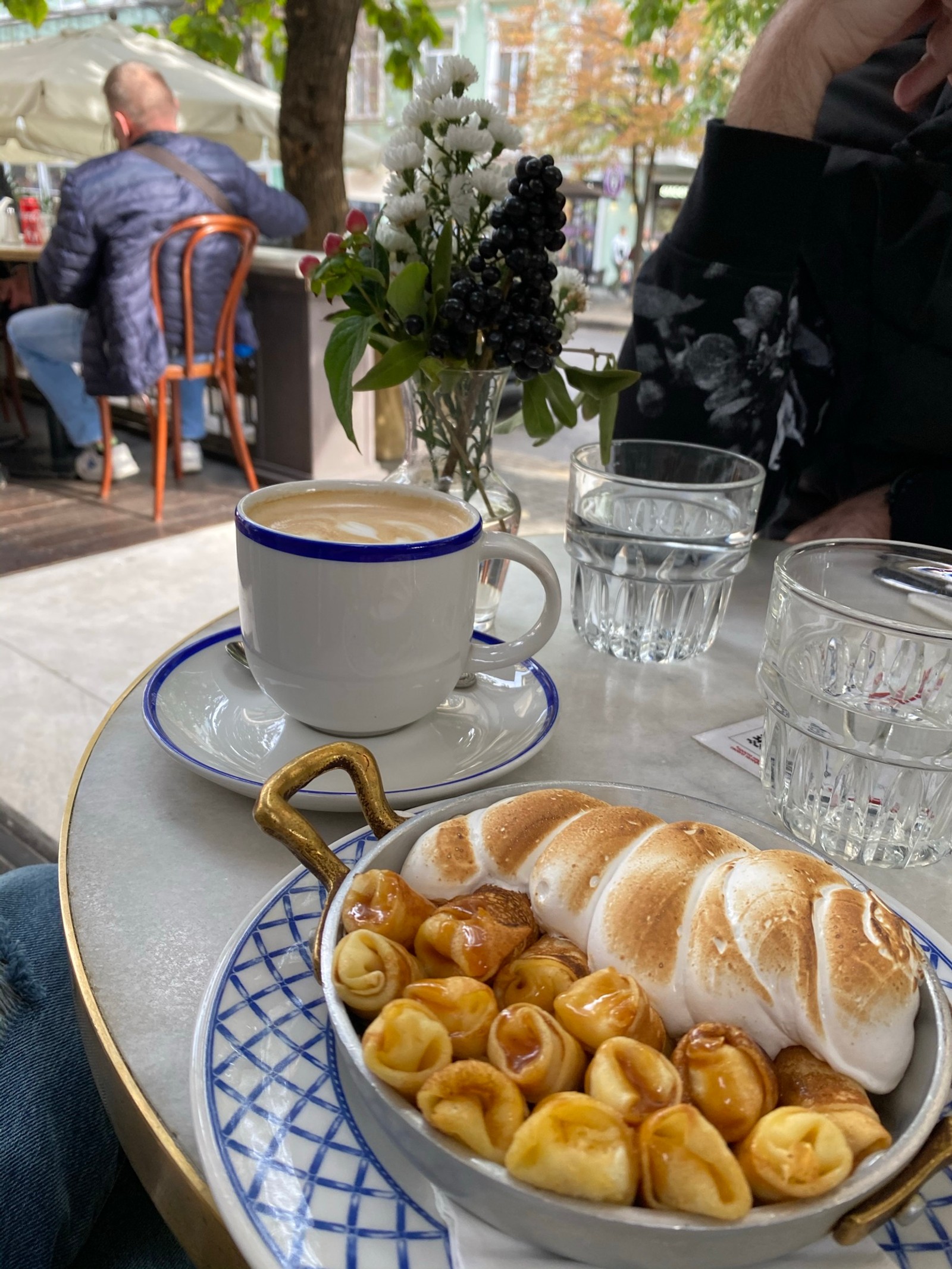 Il y a une assiette de nourriture sur une table avec une tasse de café (petit déjeuner, petit déjeuner complet, vaisselle, pain, cuisine)