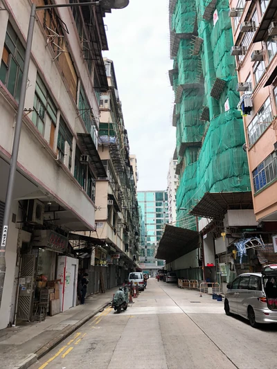 Scène urbaine dans une métropole avec un contraste architectural