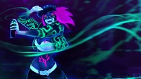 Illustration éclairée au néon d'un personnage fictif vibrant de League of Legends, mettant en avant des couleurs bleu électrique et magenta avec une pose dynamique et des éléments de graffiti.