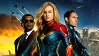 Captain Marvel und Verbündete im Einsatz gegen einen strahlenden Sonnenuntergang