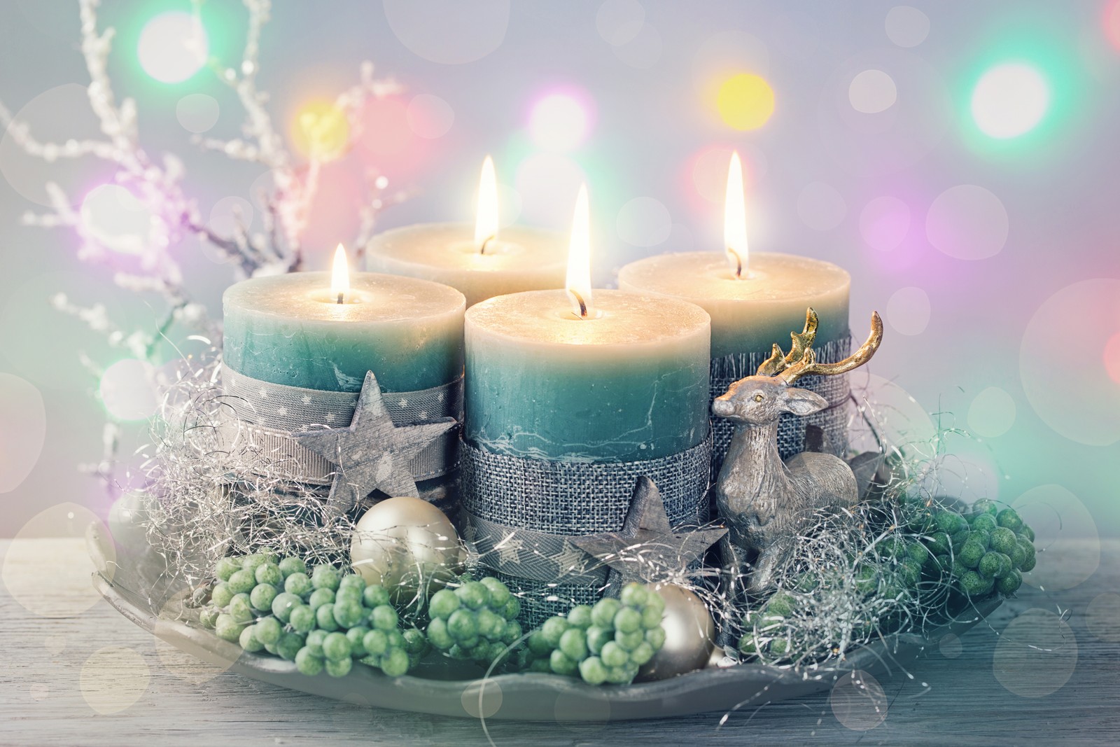 As velas estão acesas em uma bandeja com enfeites e uma árvore de natal (vela, dia de natal, ano novo, iluminação, natureza morta)