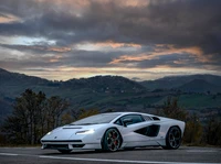 Lamborghini Countach LPI 800-4: Ein atemberaubendes Sportauto in einer malerischen Landschaft bei Dämmerung