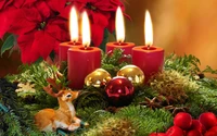 Naturaleza muerta festiva con velas de Adviento, poinsettias y adornos navideños