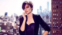 Lauren Cohan: Uma presença cativante contra um horizonte urbano