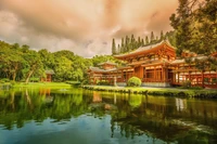 Reflexão serena de um templo budista em meio à natureza exuberante