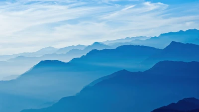 Majestuosos picos del Himalaya bajo un cielo sereno