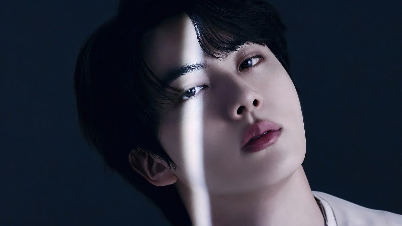 Image d'un homme avec un couteau à la main (jin, 진, kim seok jin, 김석진, bts)