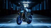 2024 Yamaha MT-09: Impactante Moto Naked en un Garaje Poco Iluminado