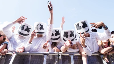 Fans in Marshmello-Masken feiern auf einem lebhaften Musikfestival.