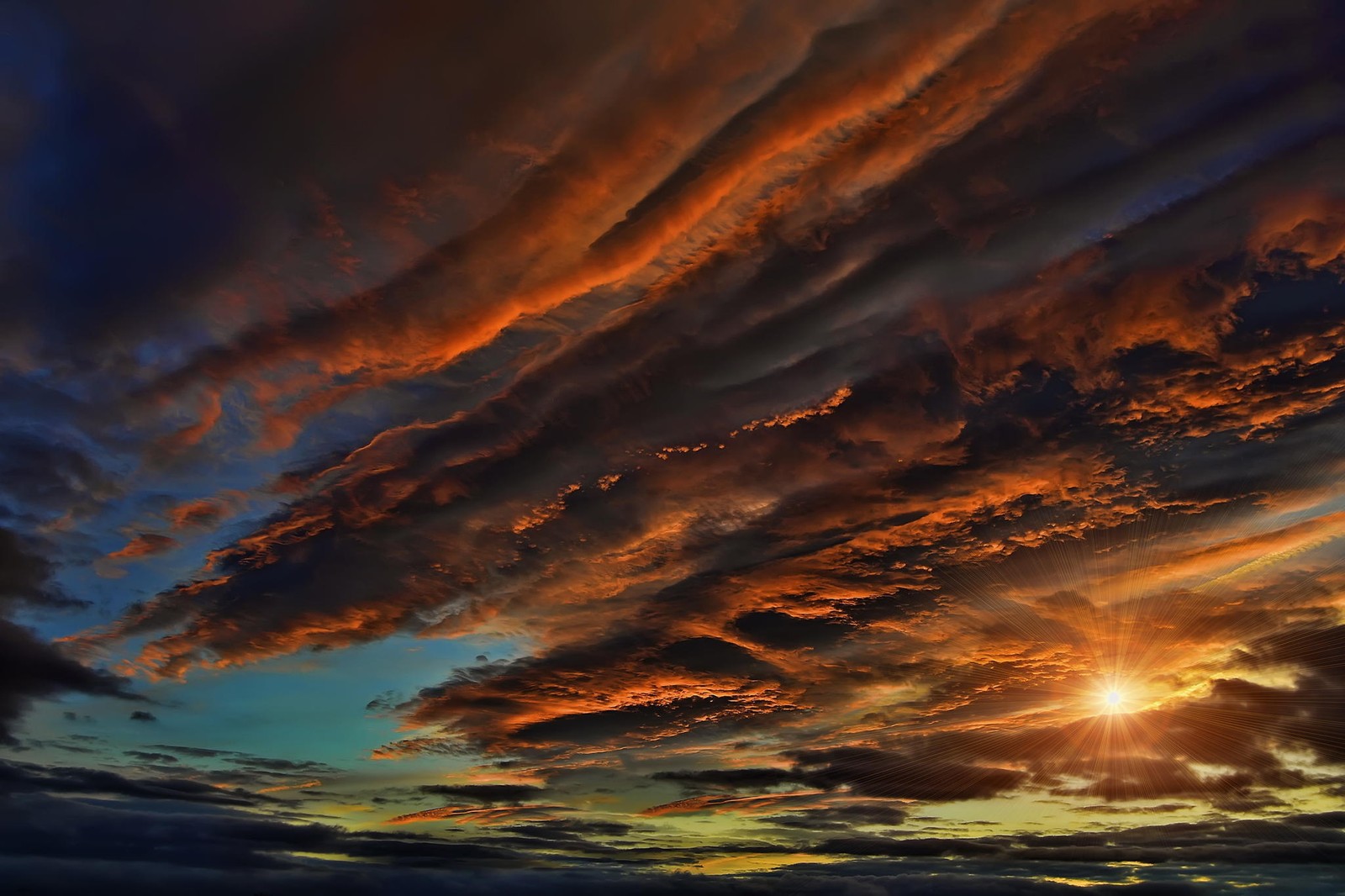 Vue d'un coucher de soleil avec un ciel nuageux et une personne sur une planche de surf (coucher de soleil, crépuscule, nuage, atmosphère, horizon)