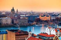 Coucher de soleil époustouflant sur le bâtiment du Parlement hongrois et la ligne d'horizon de Budapest