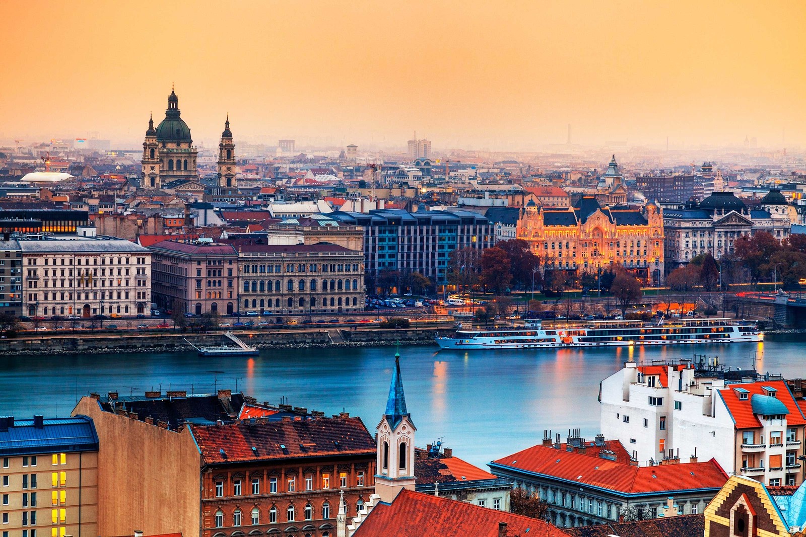 Eine aussicht auf eine stadt mit einem fluss und einer brücke (parlamentsgebäude ungarn, stadtbild, stadt, stadtgebiet, wahrzeichen)