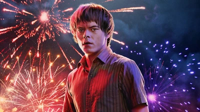 Jonathan Byers em meio a um colorido espetáculo de fogos de artifício