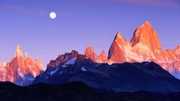 Majestoso Cerro Torre e Monte Fitz Roy sob uma lua cheia