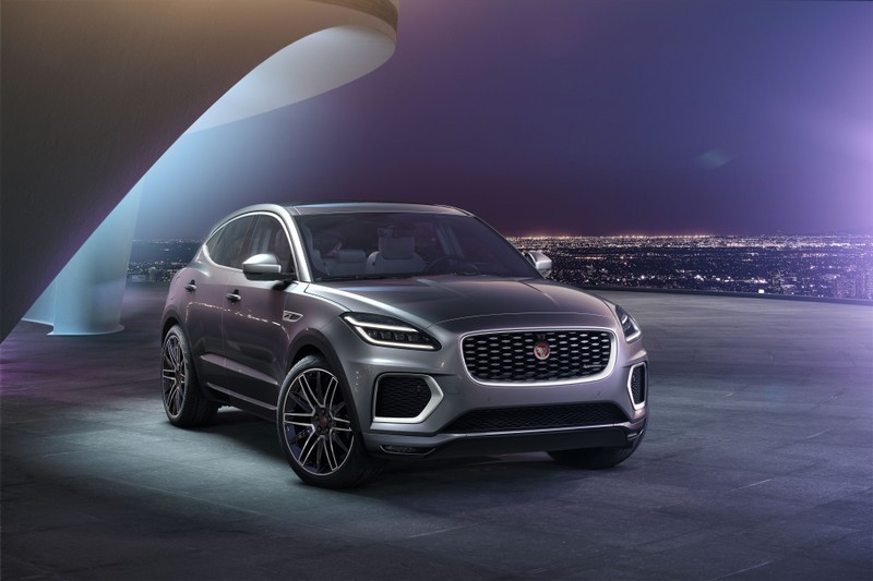 Новый внедорожник jaguar pace показан на фоне городского пейзажа (jaguar e pace r dynamic, электрический внедорожник, 2021, 5k, 8k)