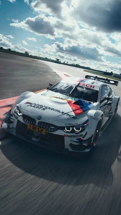 Dynamisches Rennen: BMW M4 GT4 in Aktion auf der Strecke