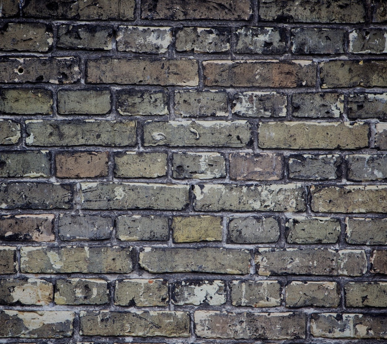 Eine nahaufnahme einer backsteinmauer mit einem hydranten in der mitte (aged brick, ziegel, wand)