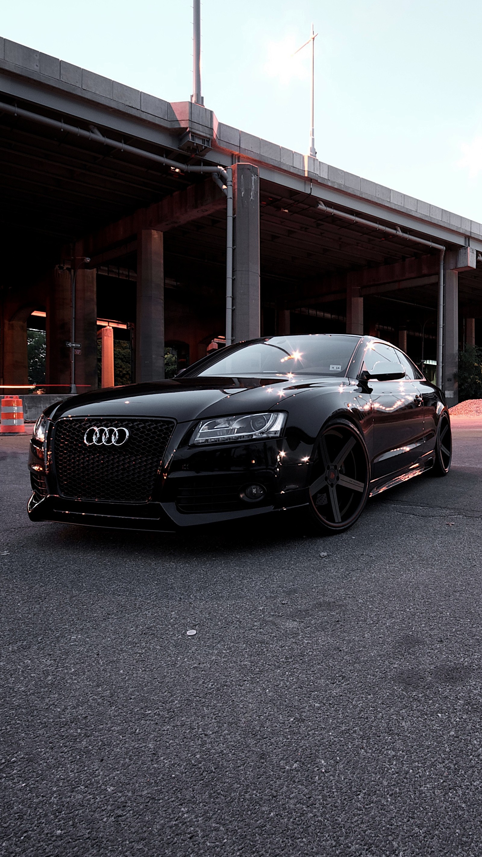 Hay un audi negro estacionado frente a un edificio (audi s5, negro, coche, sintonizado)