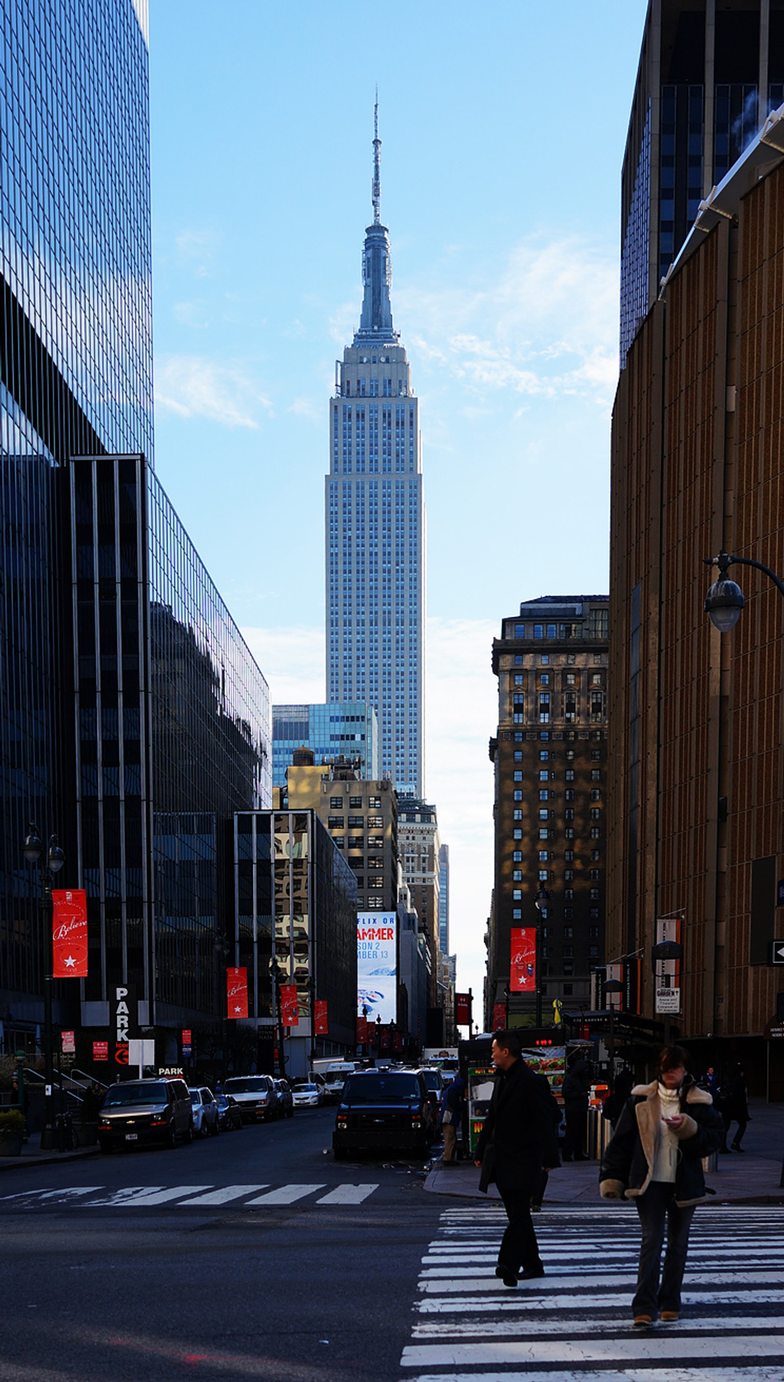 Personnes traversant une rue dans une ville avec de grands bâtiments (bâtiment, paysage, new york, photo)