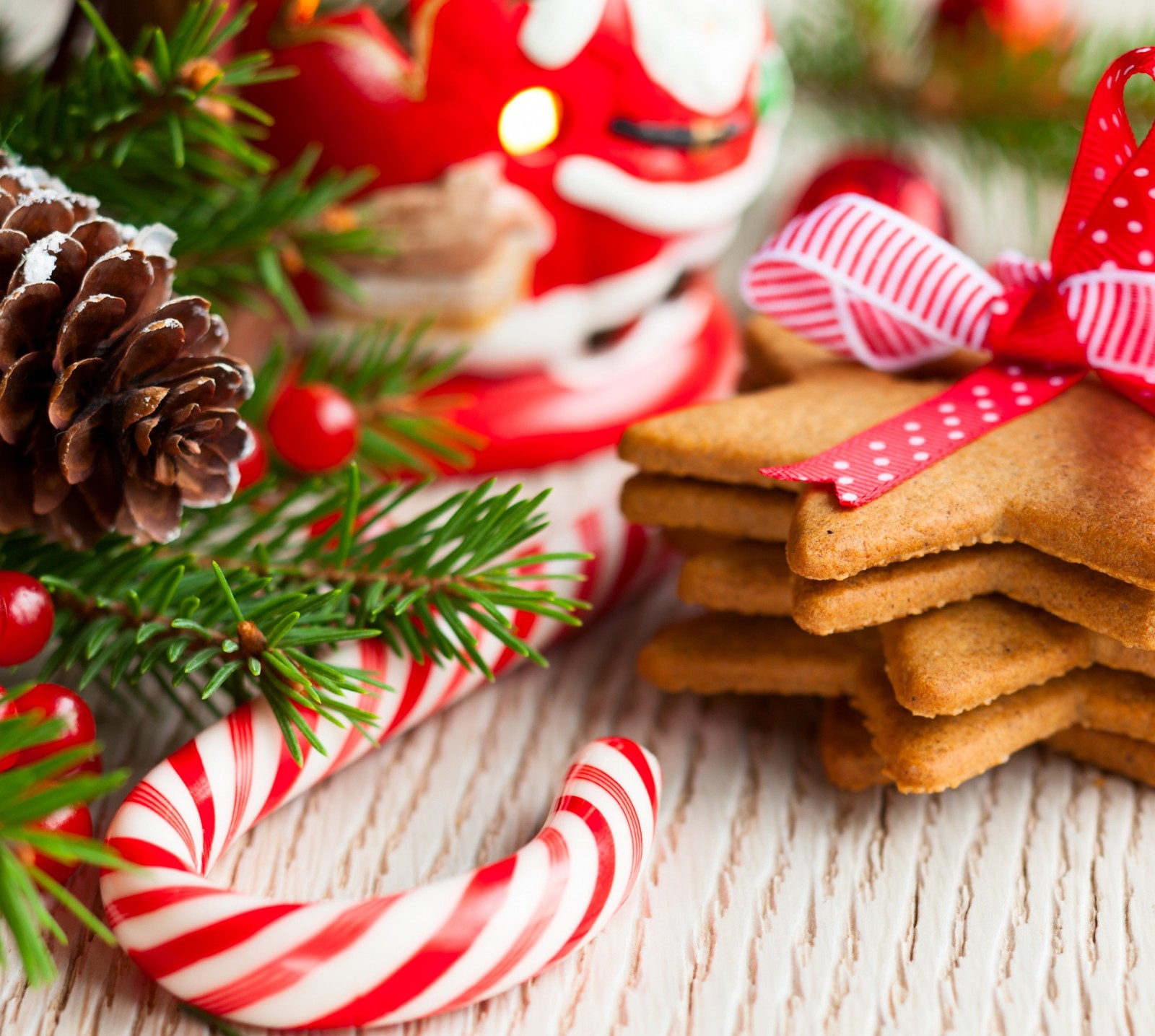 Un primer plano de una pila de galletas con bastones de caramelo y santa claus (navidad, cono, decoración, pan de jengibre)