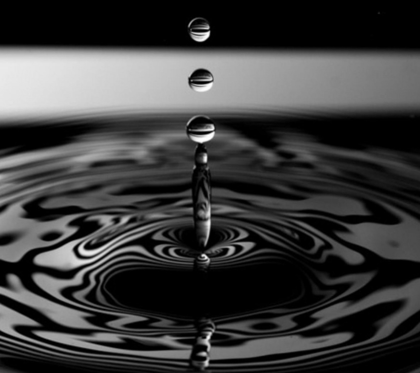 Foto em preto e branco de uma gota de água (escuro, gotas, natureza, água)