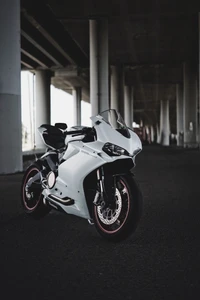 Ducati 959 Panigale: Una elegante motocicleta deportiva en un entorno urbano