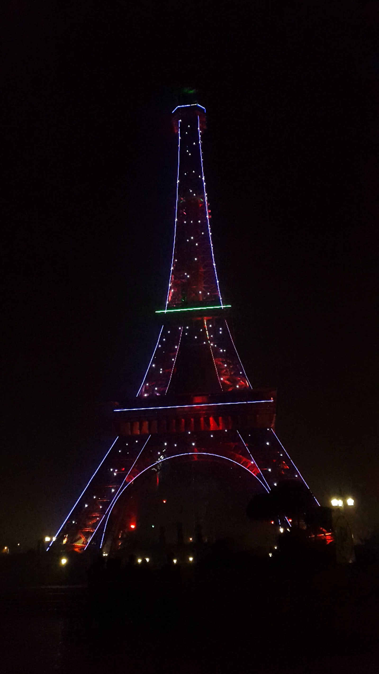 Torre eiffel com luzes à noite no escuro (magia, paris)