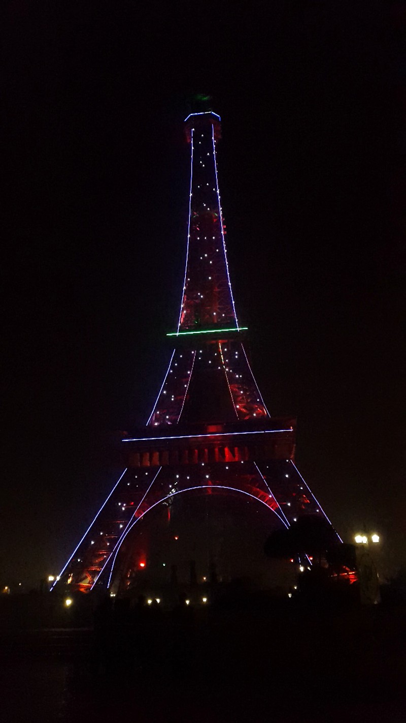 Эйфелева башня с огнями ночью в темноте (магия, париж, paris)