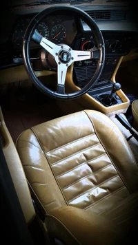 Interior do BMW 635 CSI com bancos de couro clássicos e volante esportivo