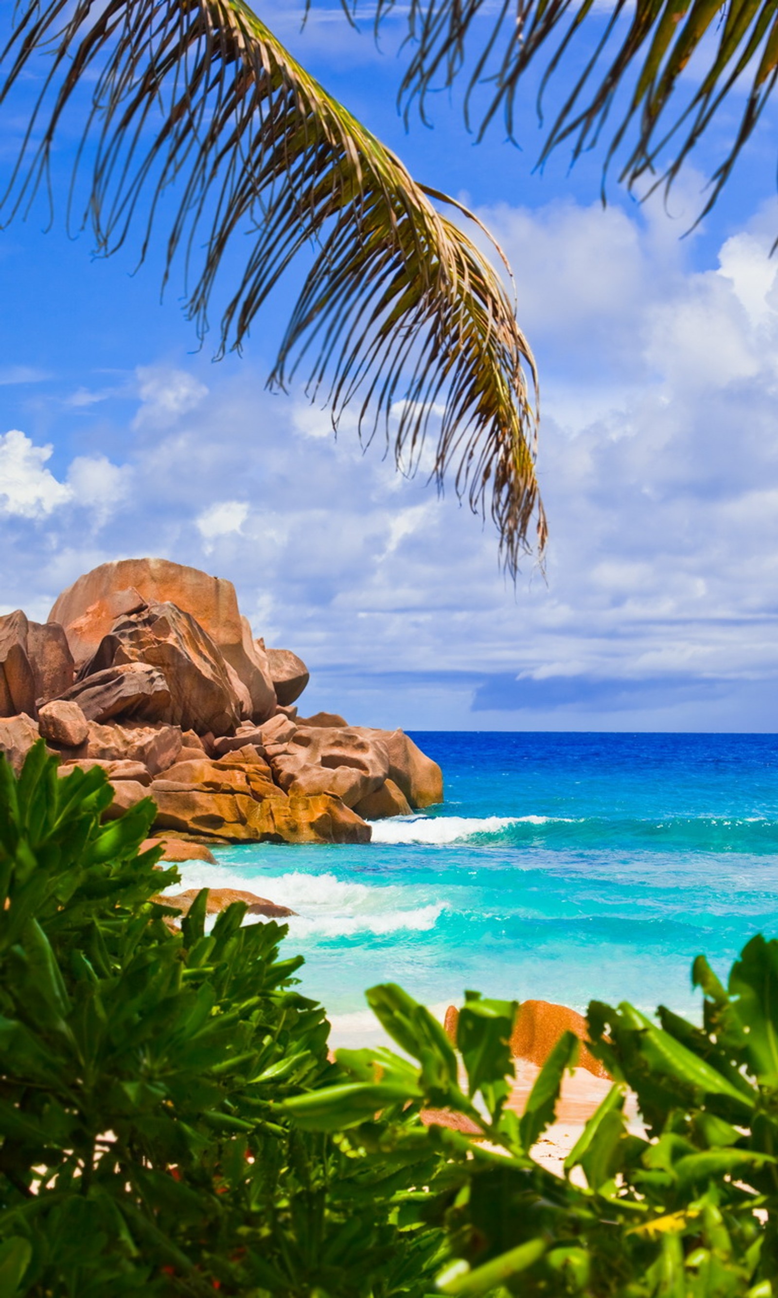 Hay una gran roca en medio del océano (playa, hermoso, isla, naturaleza, rocas)