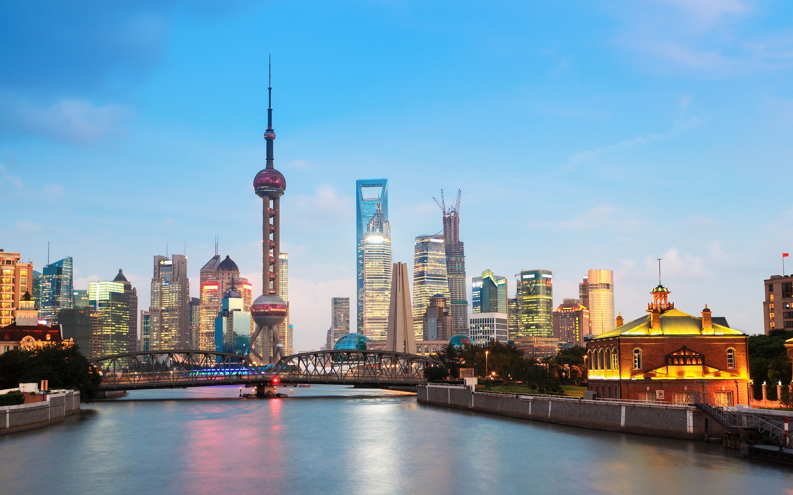 Un vista del horizonte de la ciudad con un río y un puente (skyline de pudong, panorama, el bund, the bund, ciudad)