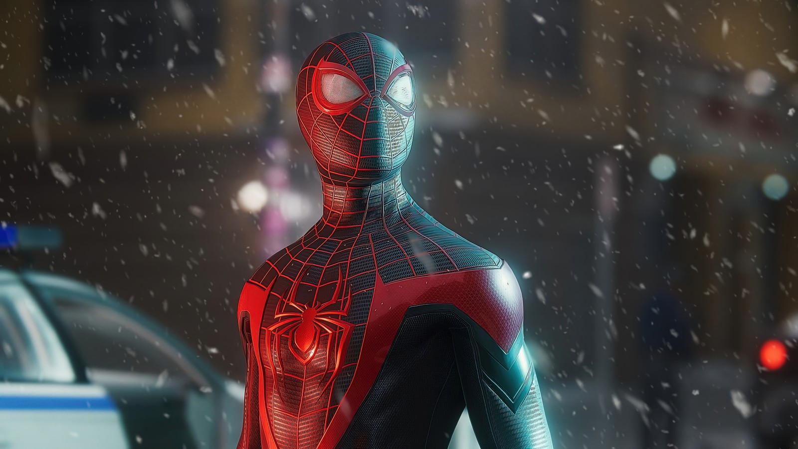 Homem-aranha em um terno está em pé na neve ao lado de um carro de polícia (marvels spider man miles morales, play station 5, ps5, jogo de vídeo, miles morales)