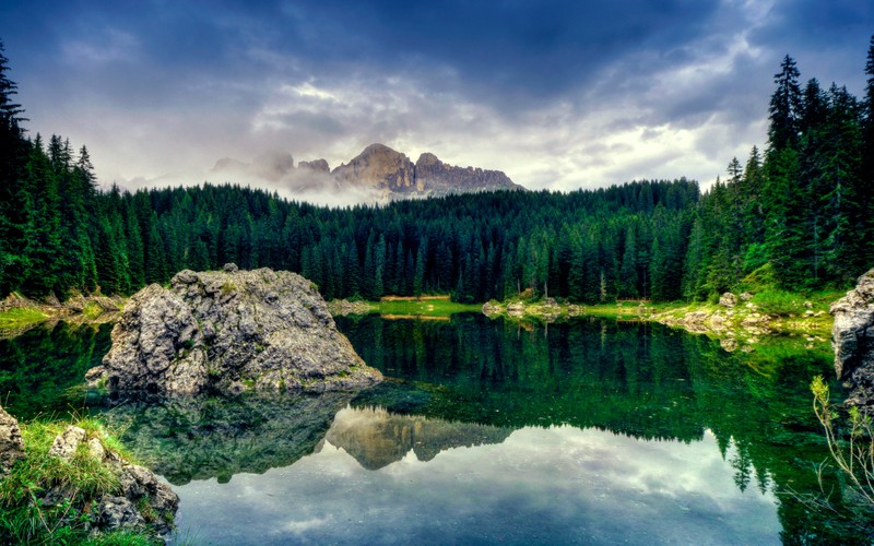 Озеро, окруженное деревьями и горами, с горой на заднем плане (лес, природа, отражение, дикая природа, озеро)