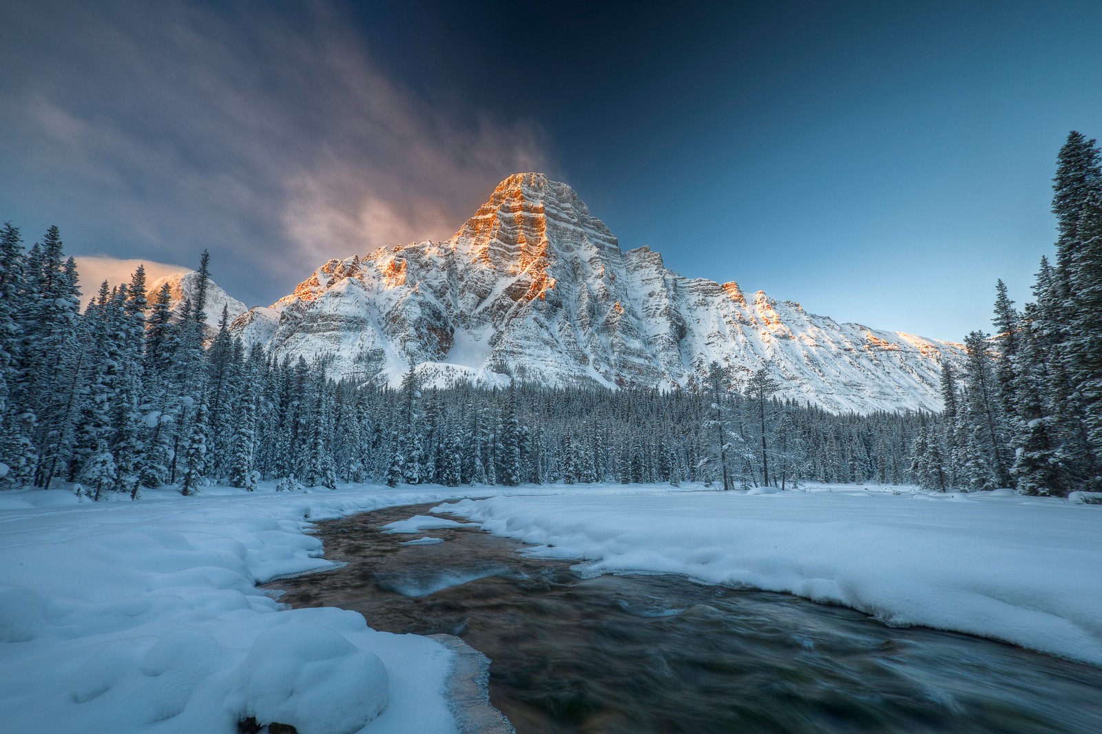 Uma montanha com um rio passando por ela na neve (montanha, neve, inverno, natureza, árvore)