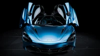 Atemberaubender McLaren 720S mit ikonischen Dihedral-Türen vor einem dunklen Hintergrund