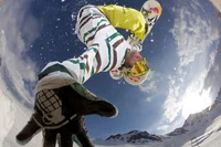 Flip de snowboard palpitant dans un pays des merveilles d'hiver