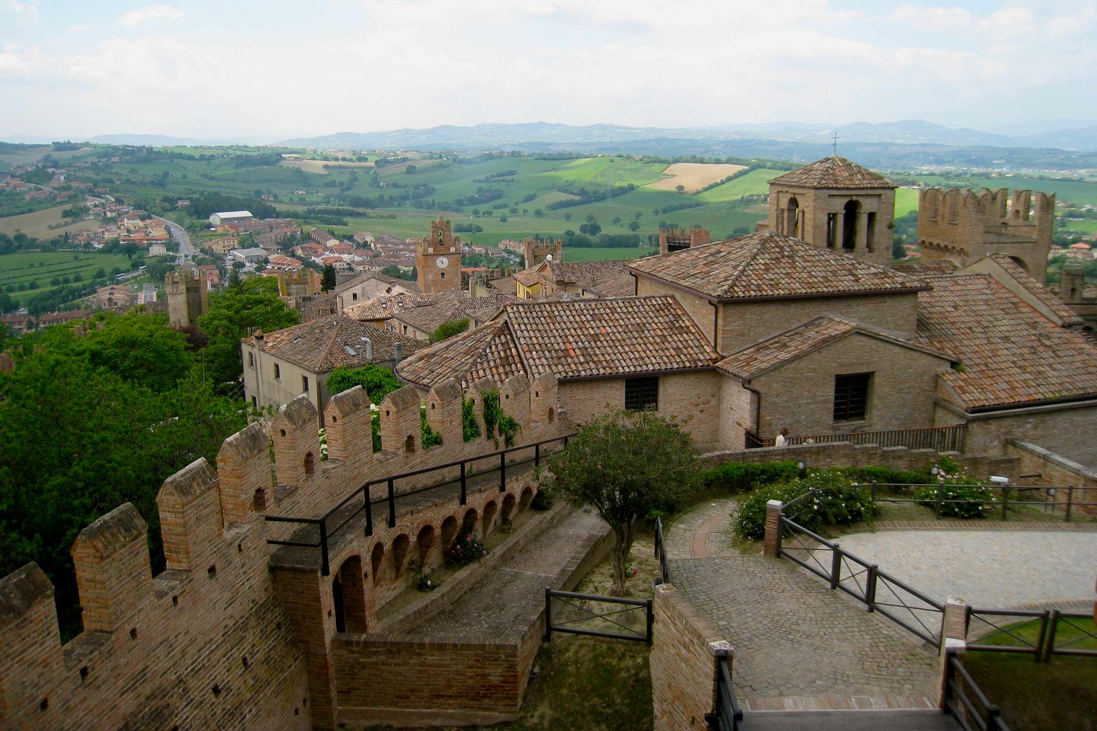 Vista árabe de uma rua da cidade com um castelo e um campanário (arquitetura medieval, veneza, idade média, cidade, sítio histórico)